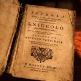 Pietro ci mostra un altro cimelio. �� il pezzo a me pi� caro � afferma mentre prende un libro mangiato dagli anni -. Lo scrisse un francescano nel 700 e racconta la vera storia del Santo di Myra�